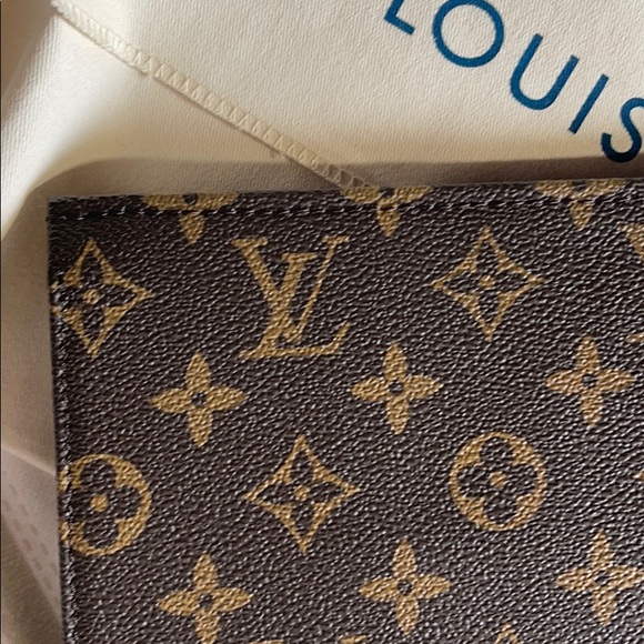 Louis Vuitton Toiletry Pouch 26 - Picture 6 of 12